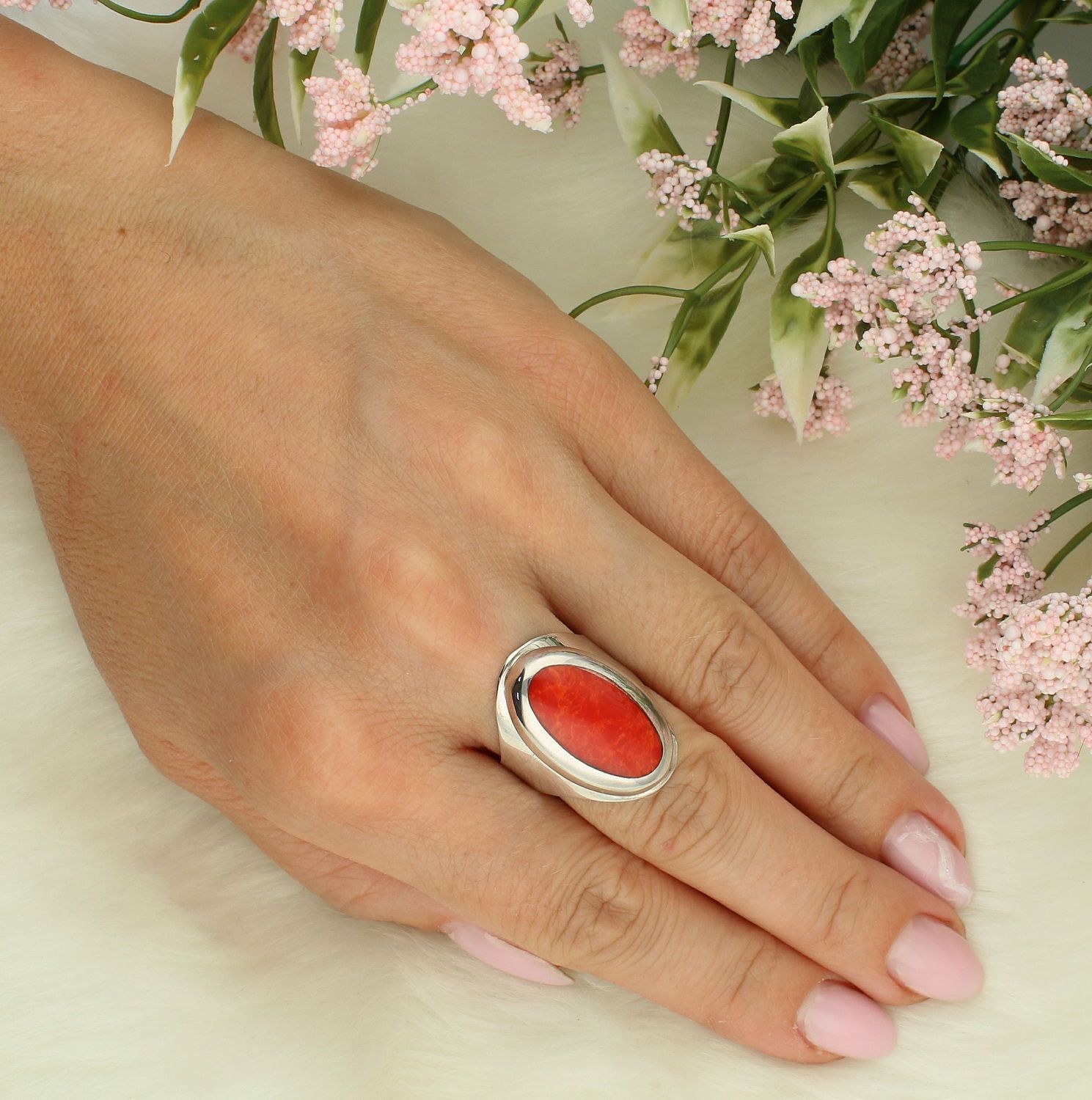 Pierścionek srebrny owalny koral P 1414 Srebrny pierścionek wykonany z najwyższej jakości srebra o prostej owalnej formie. Idealny pomysł na prezent dla każdej kobiety.  2.jpg